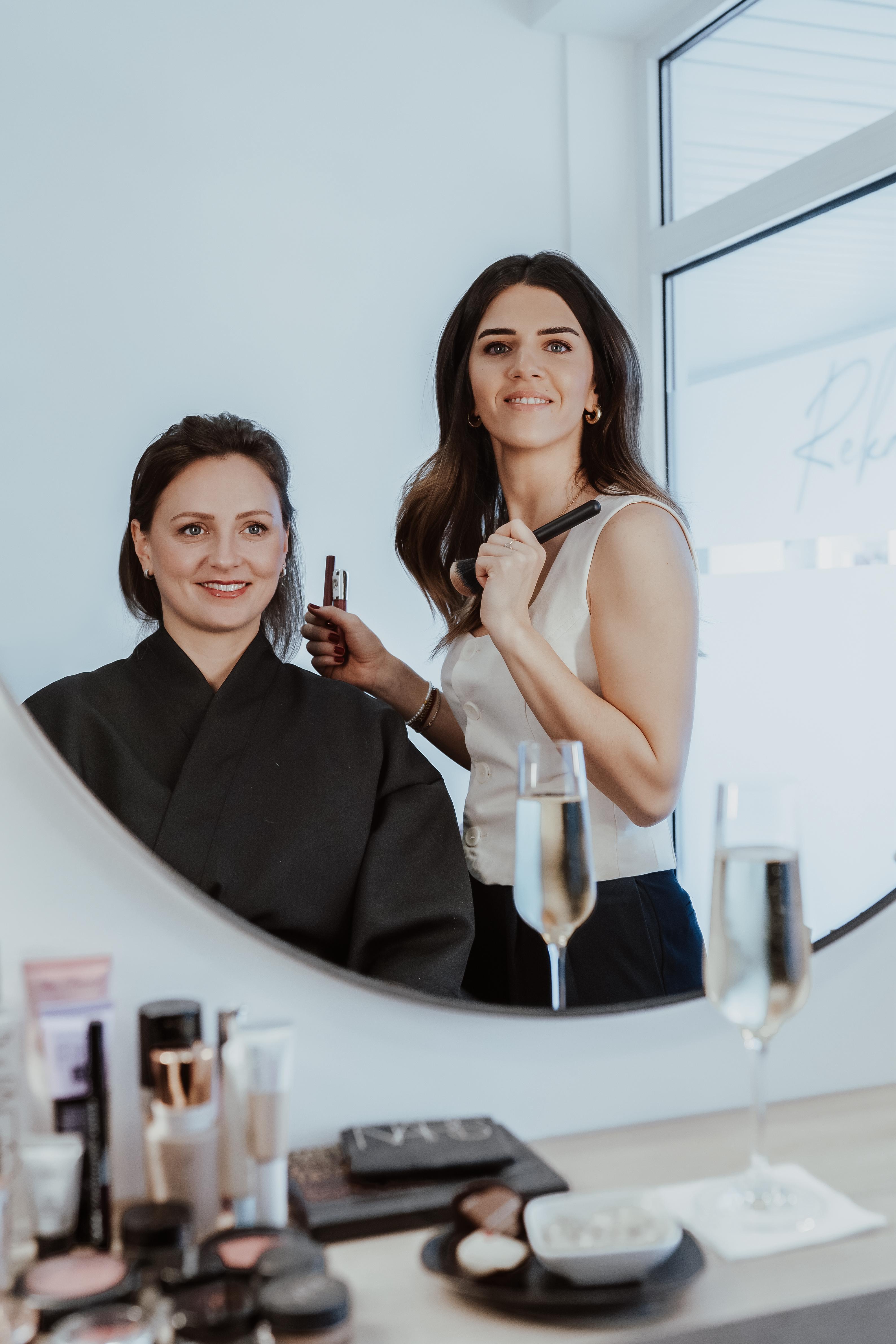 Beauty-Artistin bei der Arbeit im Sueños Beauté Studio